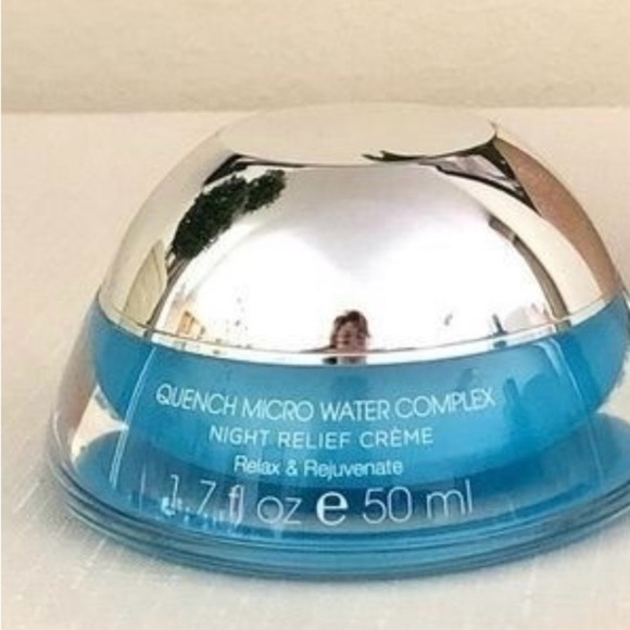 Micro Water Complex Night Relief Crème - Blue and Silver
New
1.7 fl oz - Picture 1 of 1